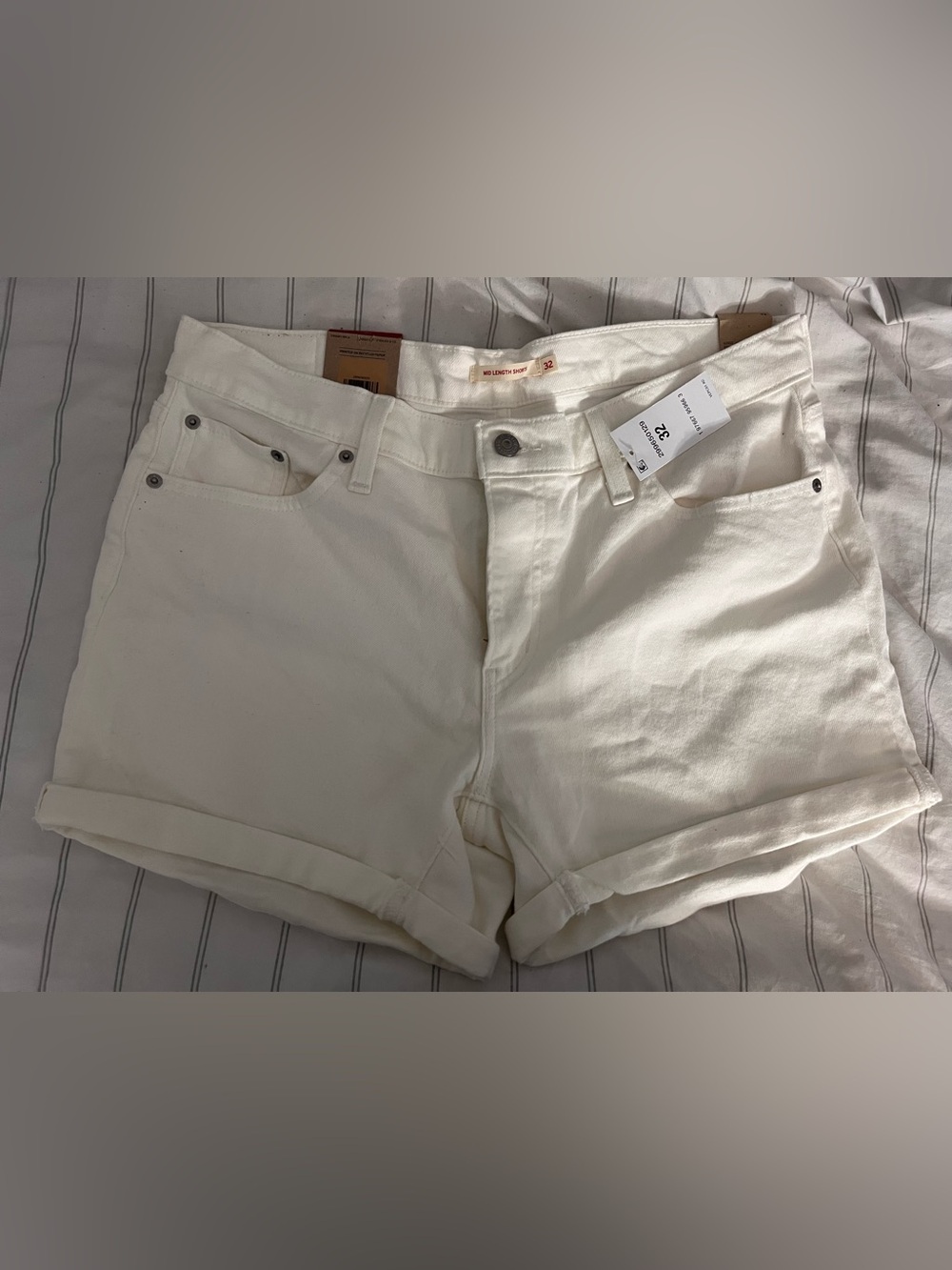 Women’s Levi's White Mid-Length Denim Shorts Size 32 Chalk White 4.5” Inseam